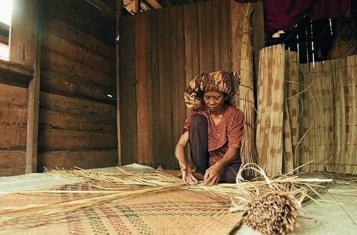 Natural fiber preparation at a local home workshop